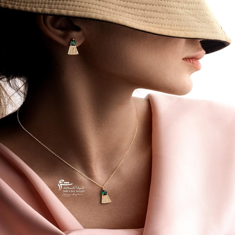 گوشواره میخی طلا طرح کتیبه تورمالین